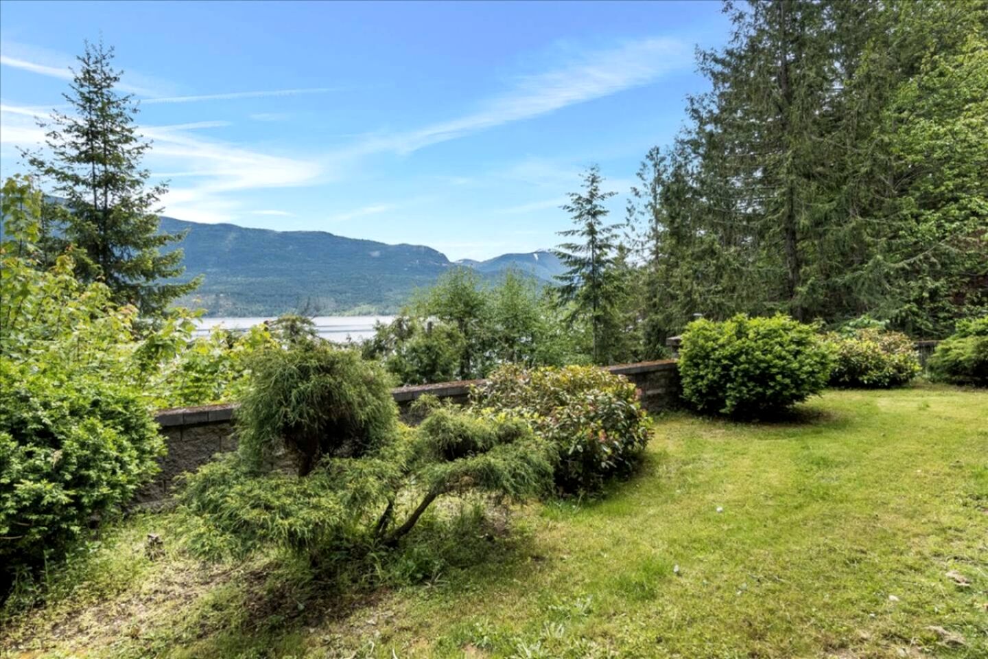 Gorgeous Cabin Suite with Stunning Lake Views for an Incredible Escape in Nature near Ainsworth Hot Springs in BC
