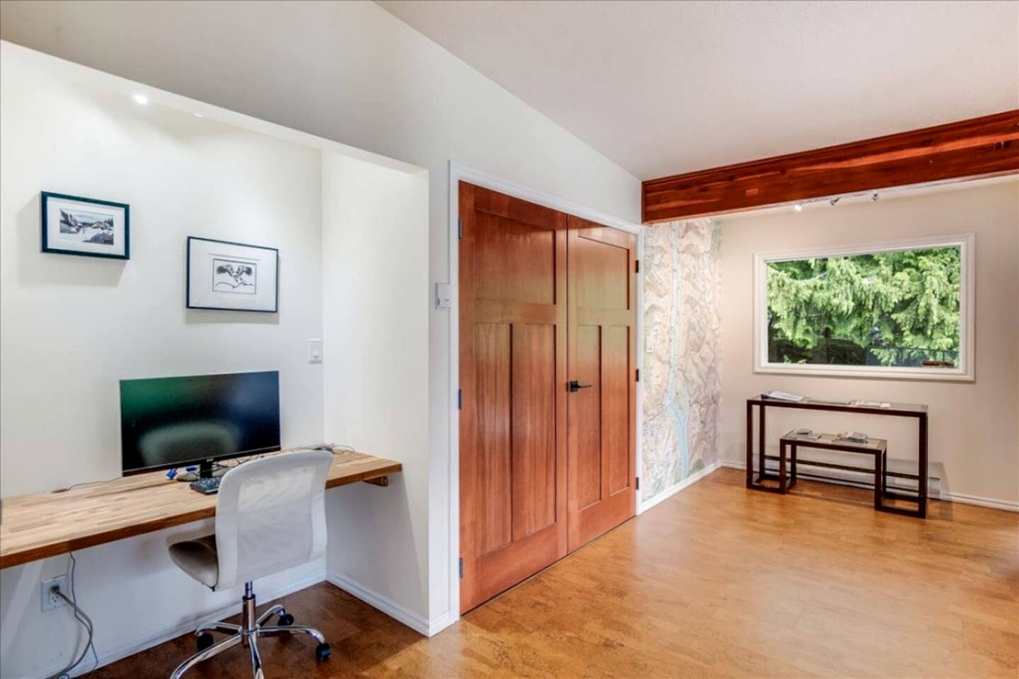 Gorgeous Cabin Suite with Stunning Lake Views for an Incredible Escape in Nature near Ainsworth Hot Springs in BC