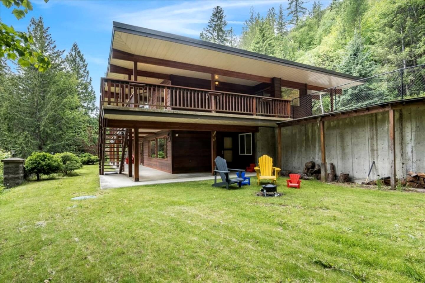 Gorgeous Cabin Suite with Stunning Lake Views for an Incredible Escape in Nature near Ainsworth Hot Springs in BC