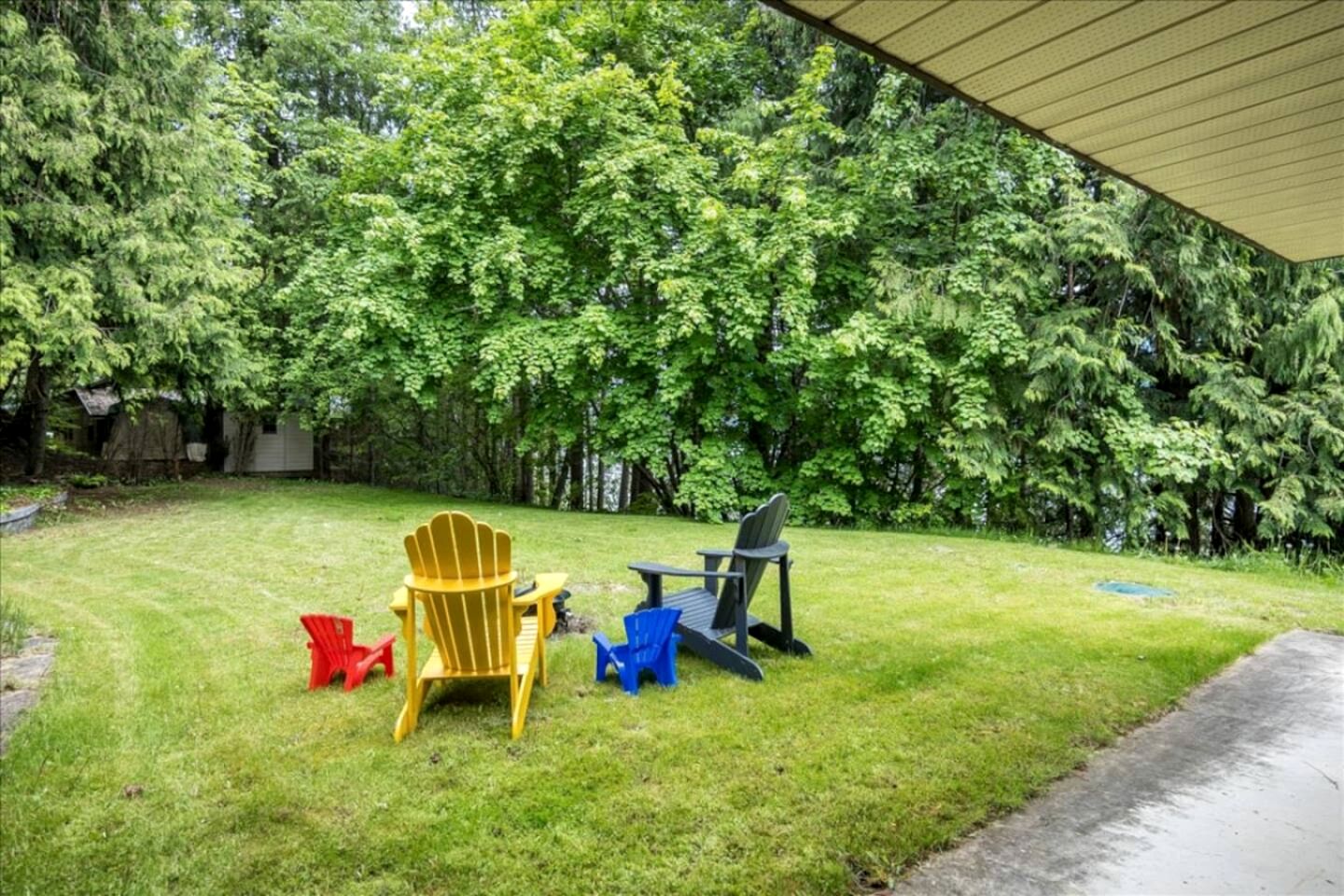 Gorgeous Cabin Suite with Stunning Lake Views for an Incredible Escape in Nature near Ainsworth Hot Springs in BC
