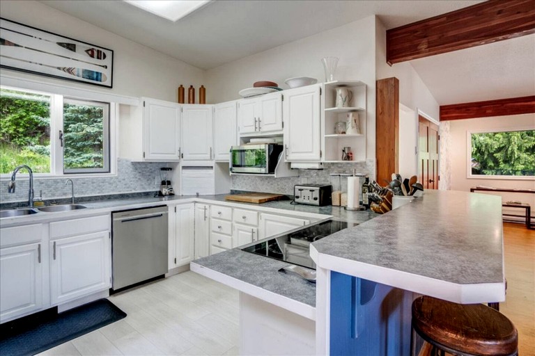 Vacation Rentals (Canada, --, --)