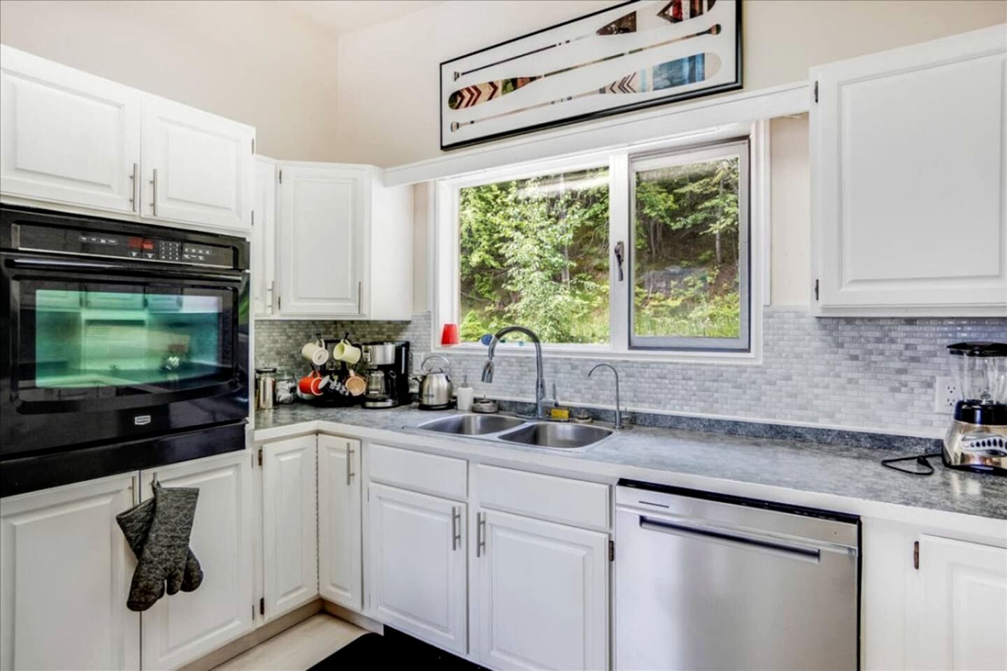 Gorgeous Cabin Suite with Stunning Lake Views for an Incredible Escape in Nature near Ainsworth Hot Springs in BC