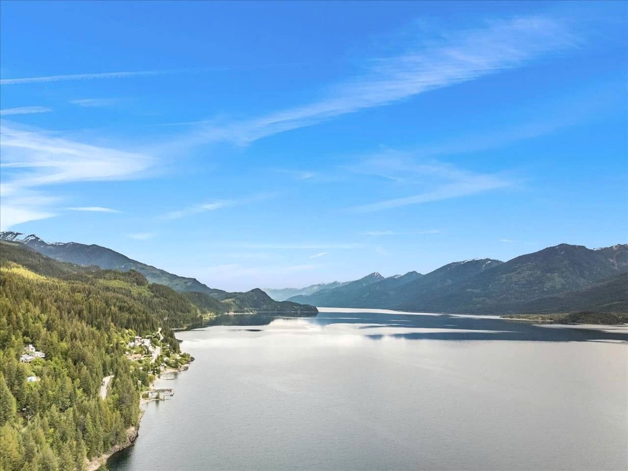 Gorgeous Cabin Suite with Stunning Lake Views for an Incredible Escape in Nature near Ainsworth Hot Springs in BC