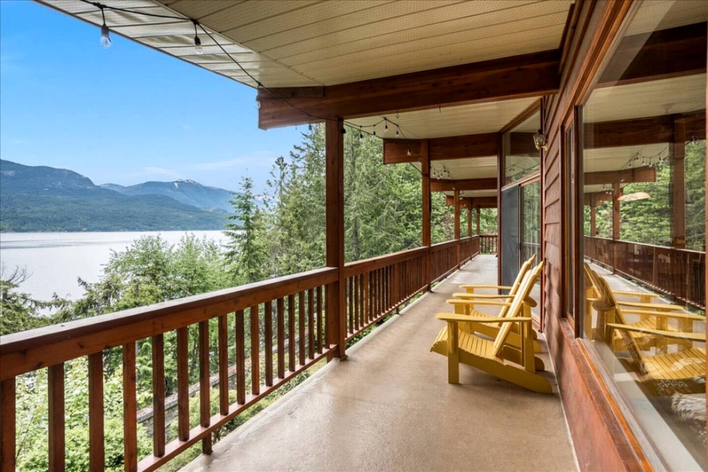 Gorgeous Cabin Suite with Stunning Lake Views for an Incredible Escape in Nature near Ainsworth Hot Springs in BC