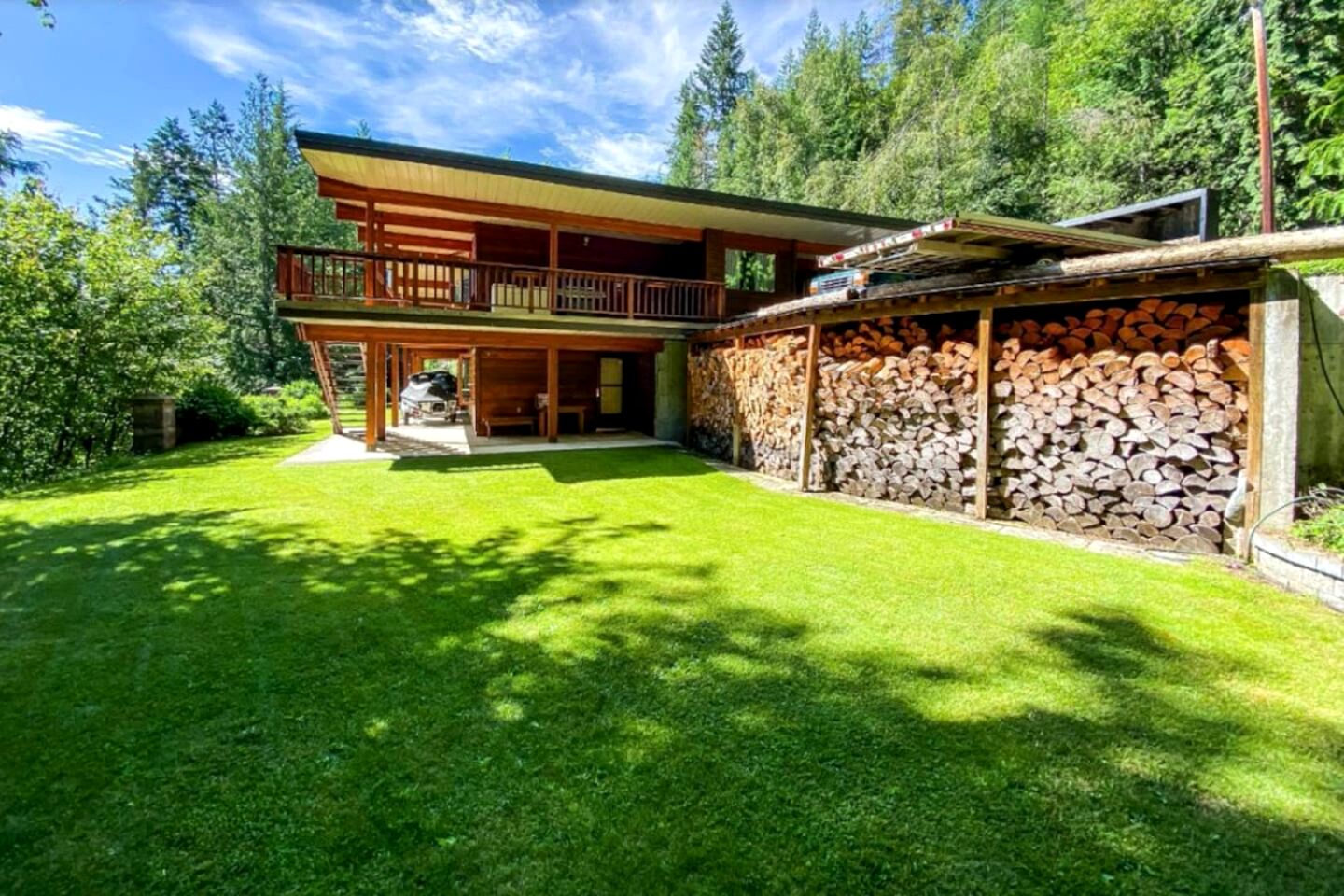 Gorgeous Cabin Suite with Stunning Lake Views for an Incredible Escape in Nature near Ainsworth Hot Springs in BC