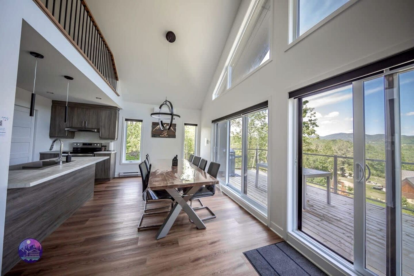 Lake Villa with Hot-Tub, Games and Barbecue Perfect for Water Sports in Saint Come, Quebec