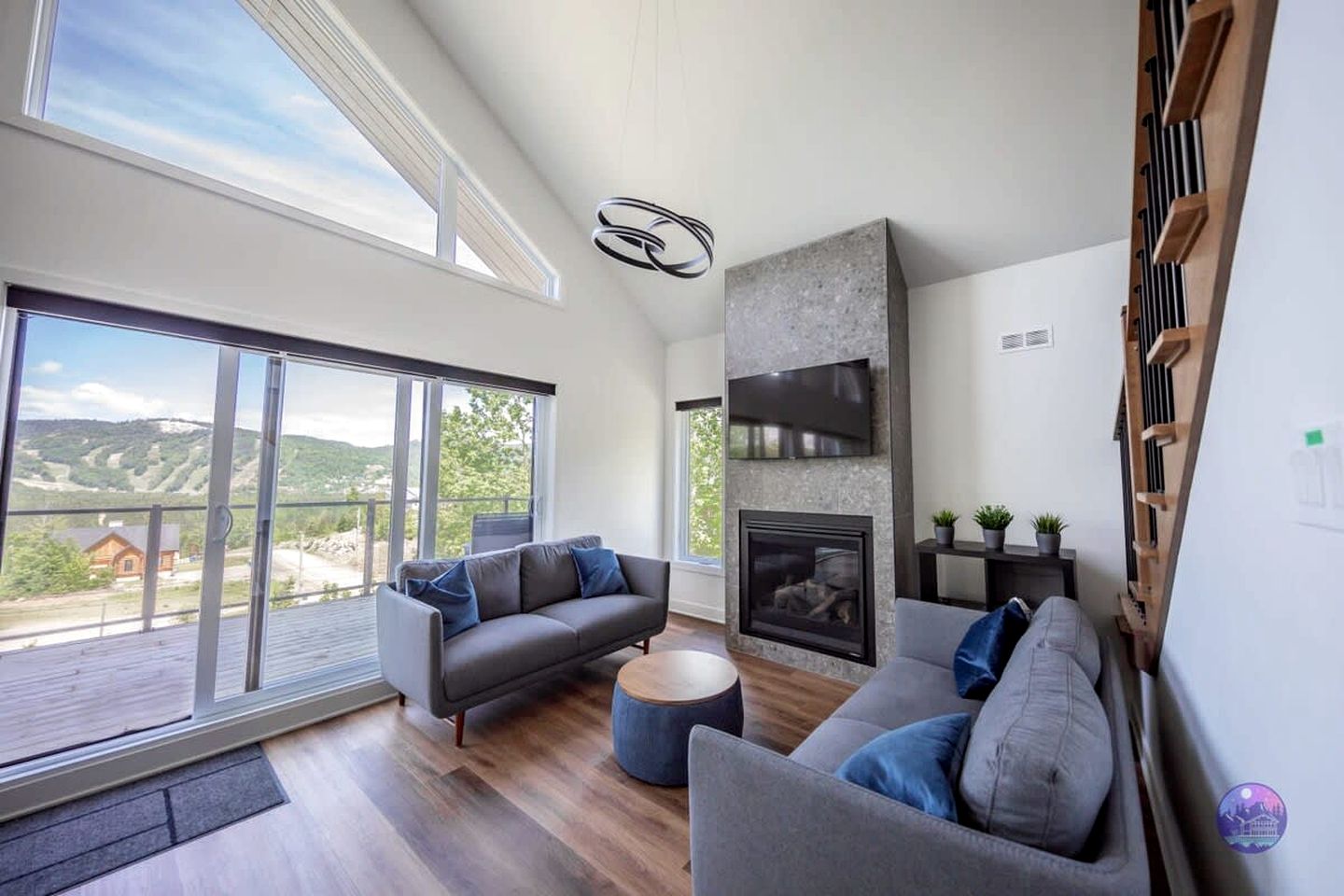 Lake Villa with Hot-Tub, Games and Barbecue Perfect for Water Sports in Saint Come, Quebec