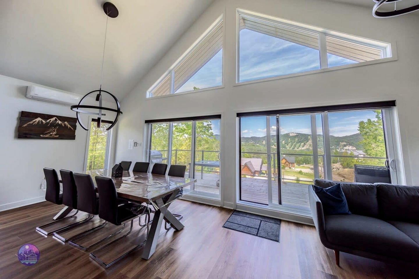 Lake Villa with Hot-Tub, Games and Barbecue Perfect for Water Sports in Saint Come, Quebec