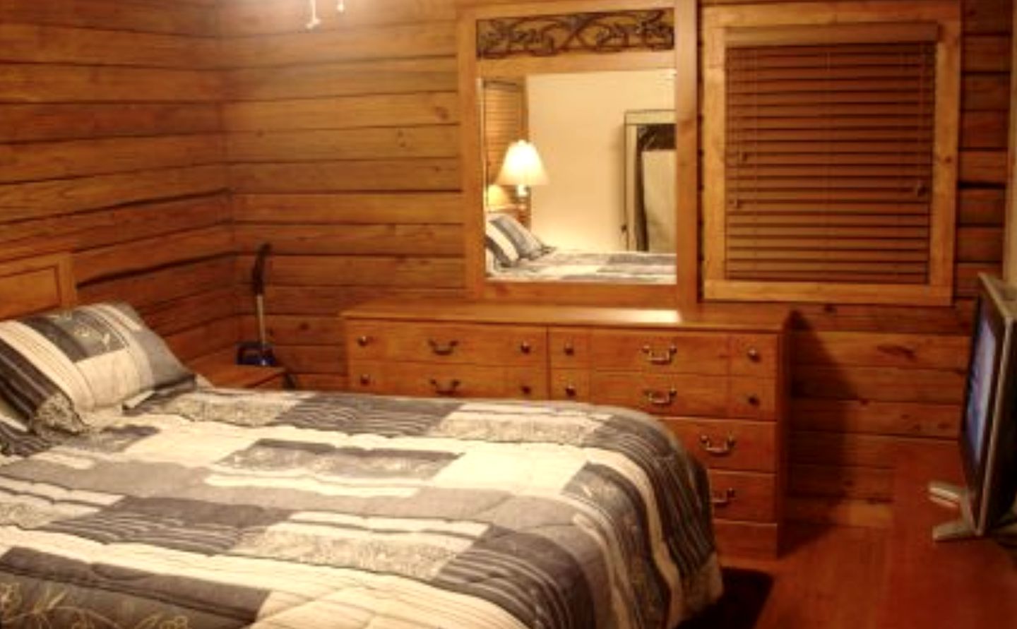 Impressive Cabin Rental with Campfire Area and Beautiful Views near Kentucky Lake