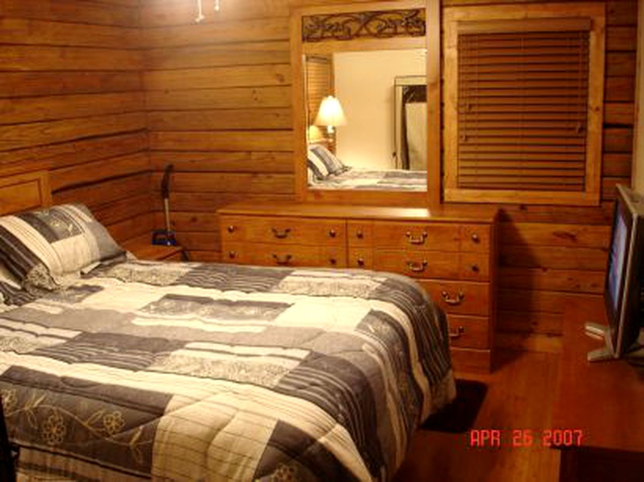 Lovely Cabin Getaway with Fireplace and Lake Views in Grand Rivers, Kentucky