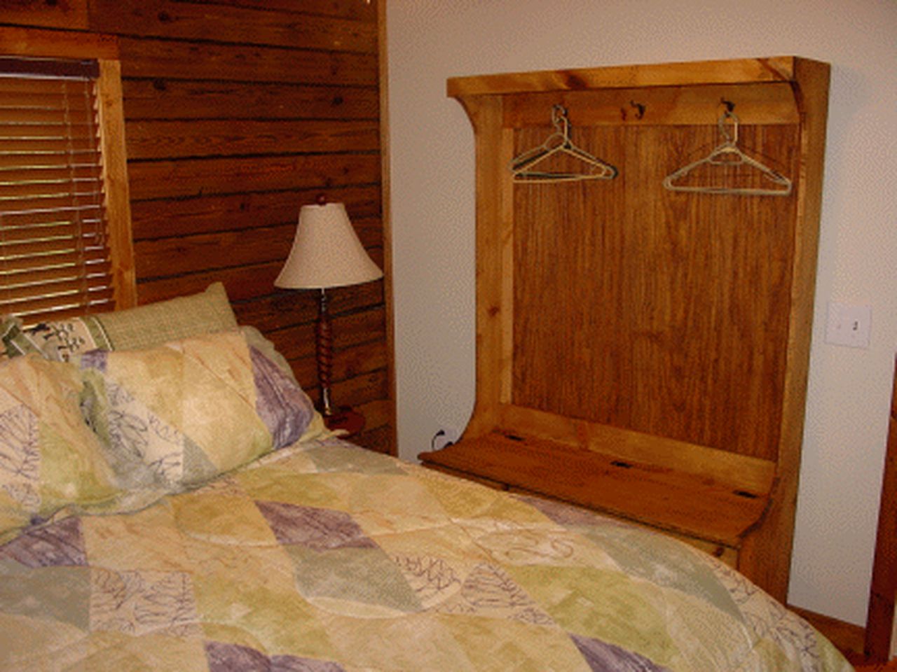 Lovely Cabin Getaway with Fireplace and Lake Views in Grand Rivers, Kentucky