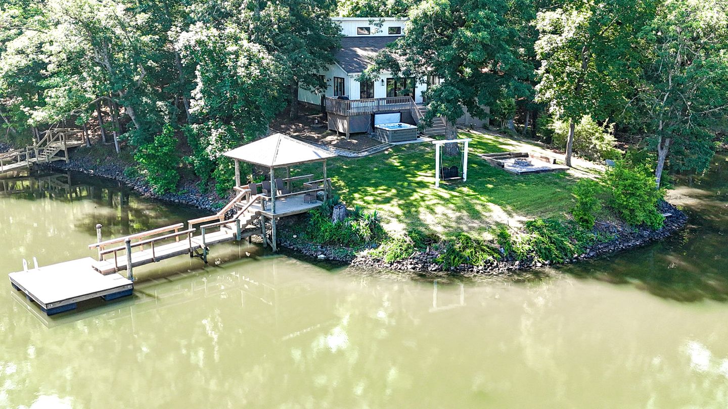 Embrace Nature in this Lakefront Cottage with Fire Pit in Charlotte, North Carolina