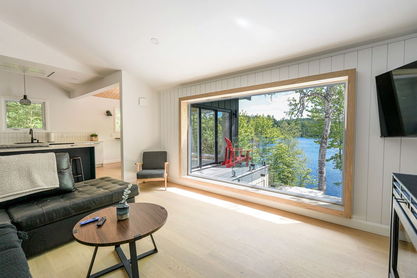 Lakefront Cabin with Luminous Interior, Foosball Table and Jacuzzi in Quebec