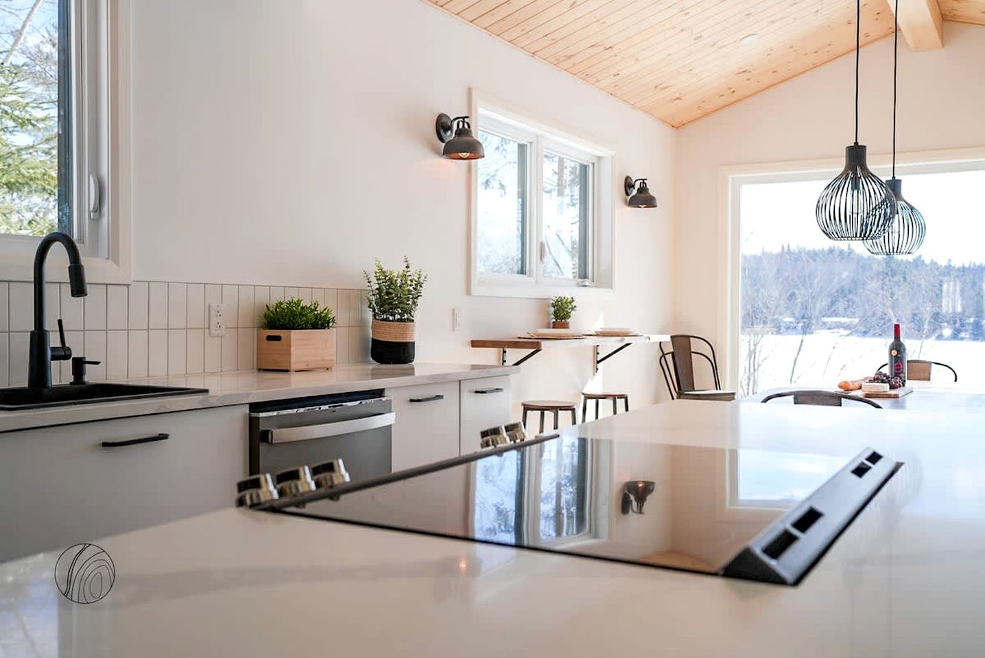 Lakefront Cabin with Luminous Interior, Foosball Table and Jacuzzi in Quebec
