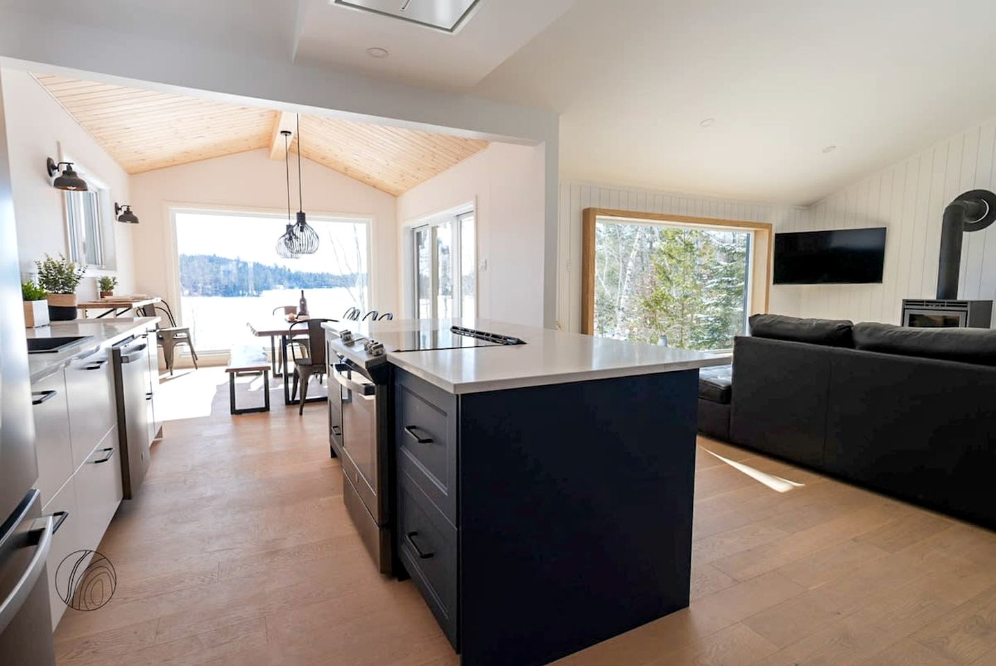 Lakefront Cabin with Luminous Interior, Foosball Table and Jacuzzi in Quebec