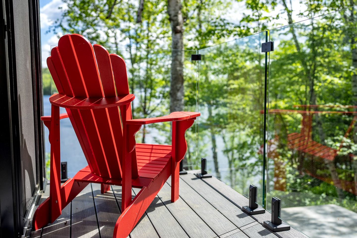 Lakefront Cabin with Luminous Interior, Foosball Table and Jacuzzi in Quebec