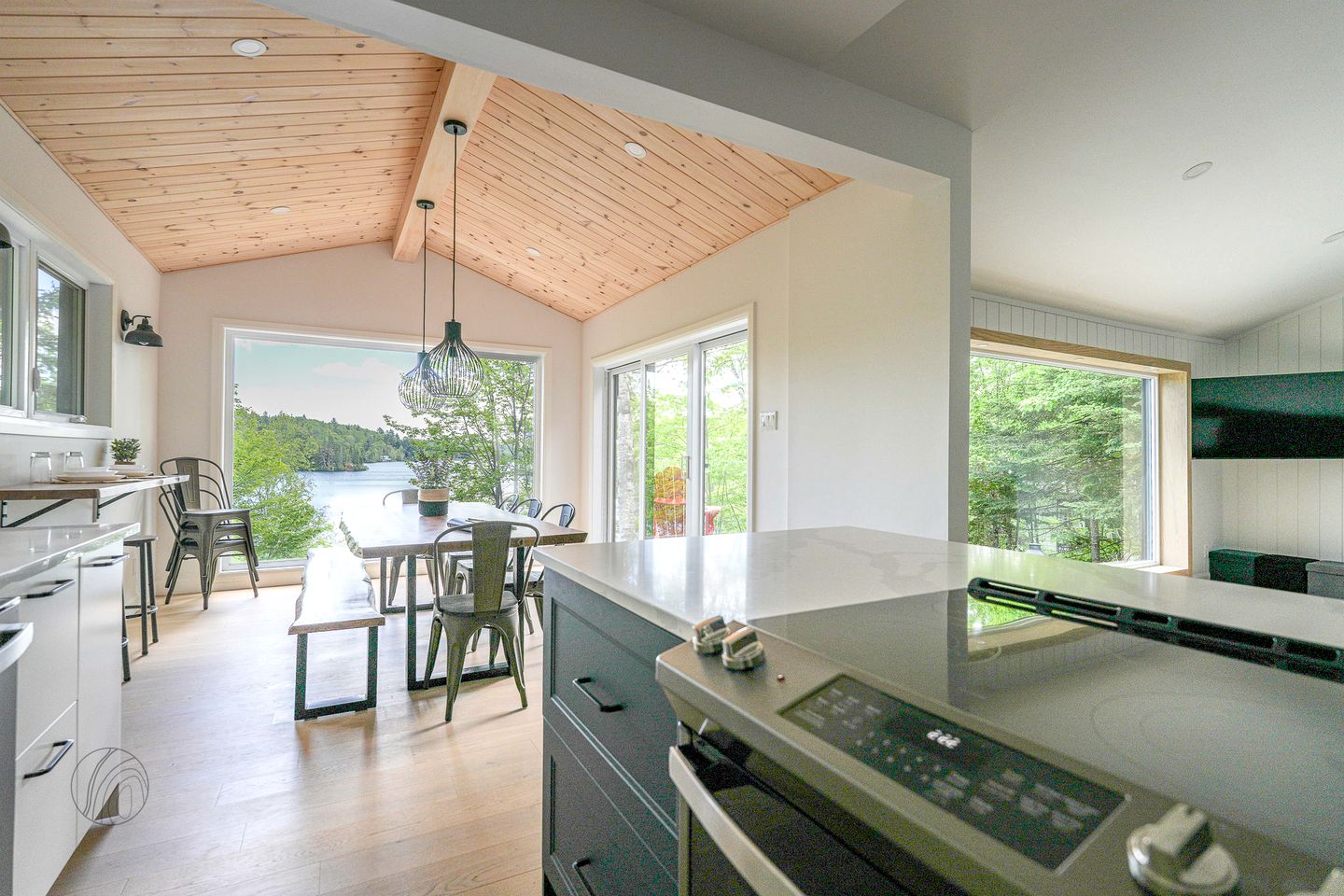 Lakefront Cabin with Luminous Interior, Foosball Table and Jacuzzi in Quebec