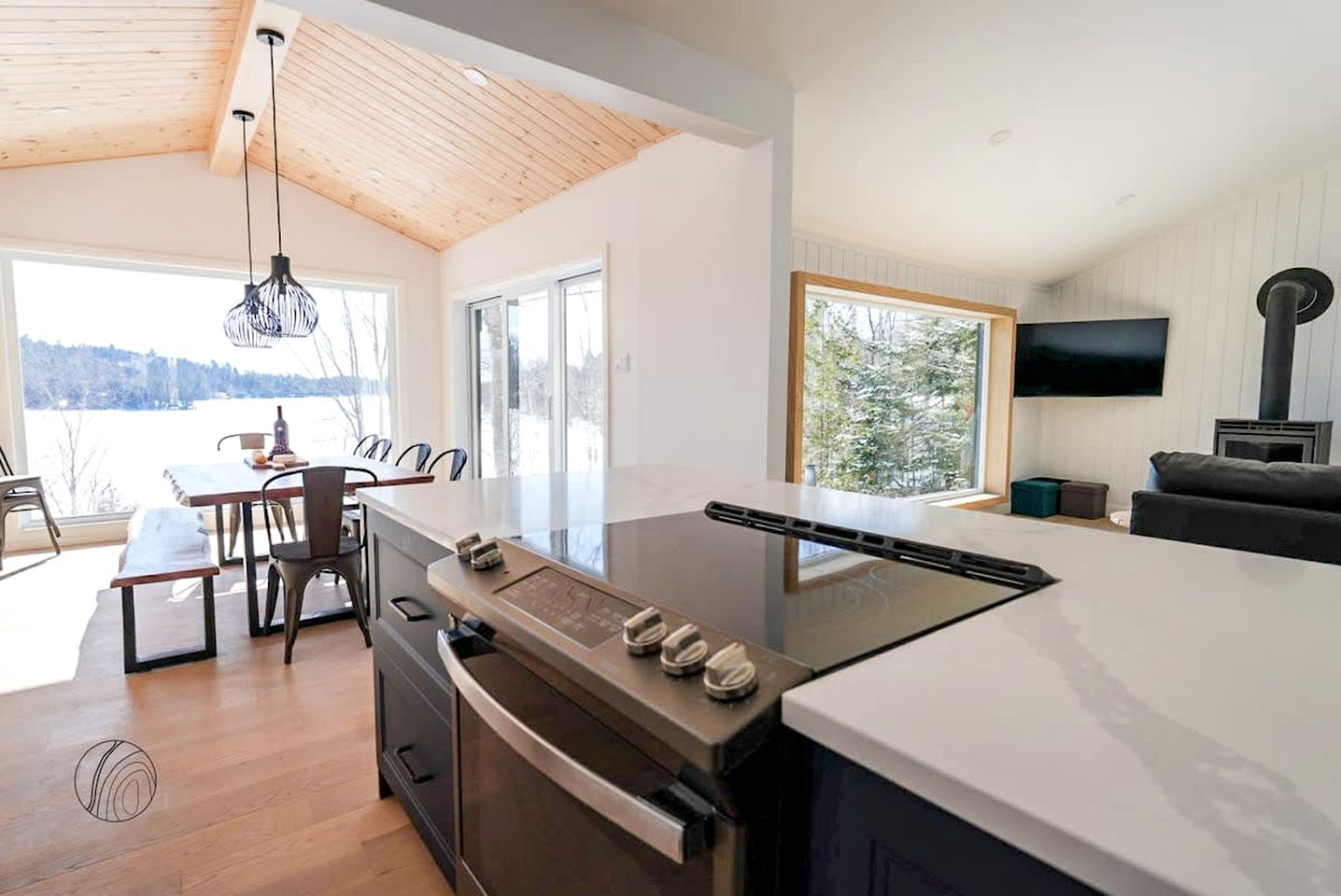 Lakefront Cabin with Luminous Interior, Foosball Table and Jacuzzi in Quebec