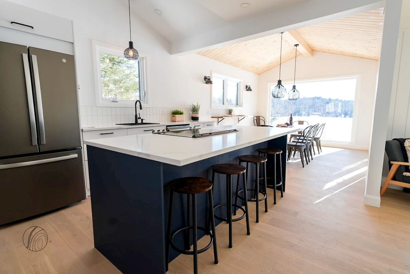 Lakefront Cabin with Luminous Interior, Foosball Table and Jacuzzi in Quebec