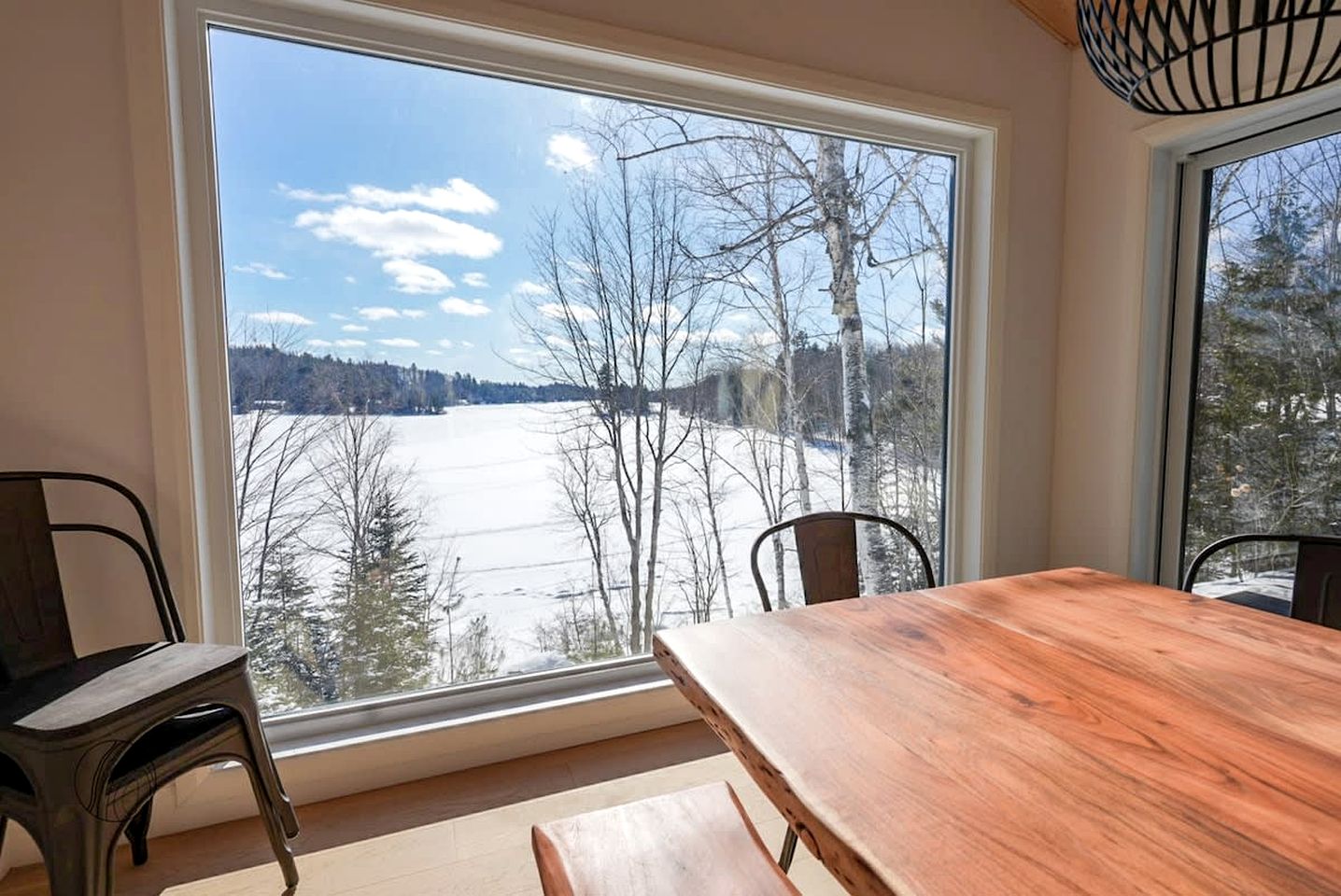 Lakefront Cabin with Luminous Interior, Foosball Table and Jacuzzi in Quebec