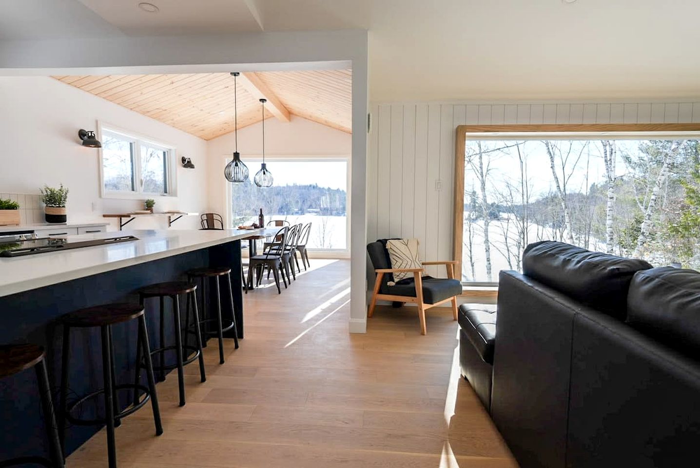 Lakefront Cabin with Luminous Interior, Foosball Table and Jacuzzi in Quebec