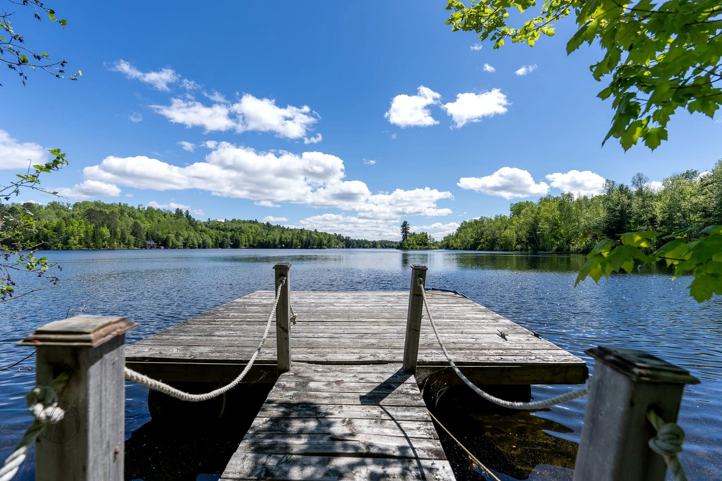 Lakefront Cabin with Luminous Interior, Foosball Table and Jacuzzi in Quebec