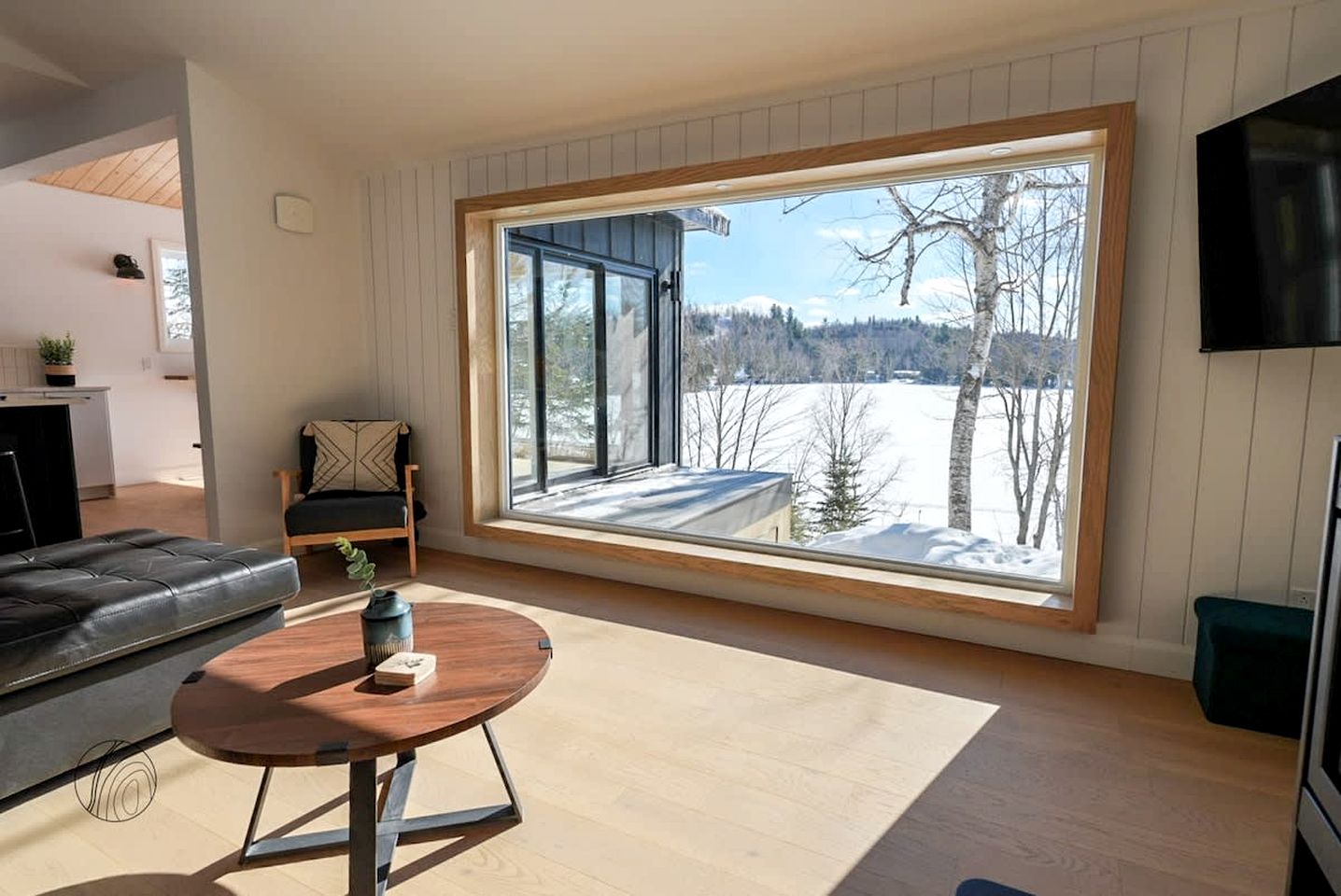 Lakefront Cabin with Luminous Interior, Foosball Table and Jacuzzi in Quebec
