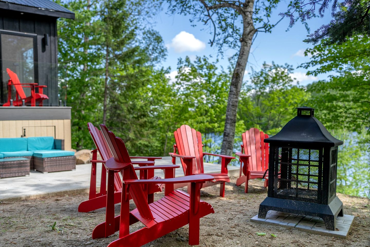 Lakefront Cabin with Luminous Interior, Foosball Table and Jacuzzi in Quebec