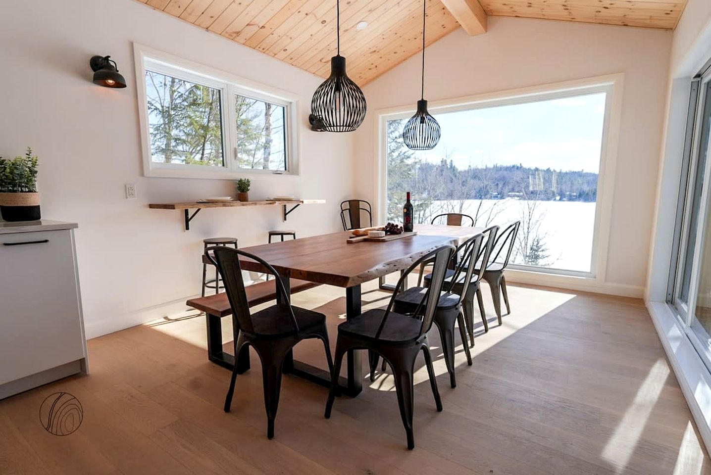 Lakefront Cabin with Luminous Interior, Foosball Table and Jacuzzi in Quebec
