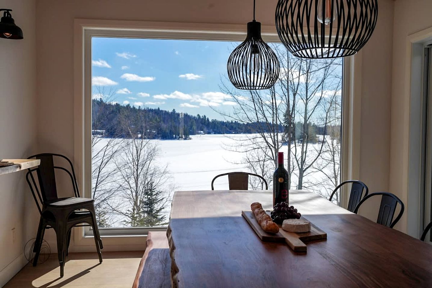 Lakefront Cabin with Luminous Interior, Foosball Table and Jacuzzi in Quebec