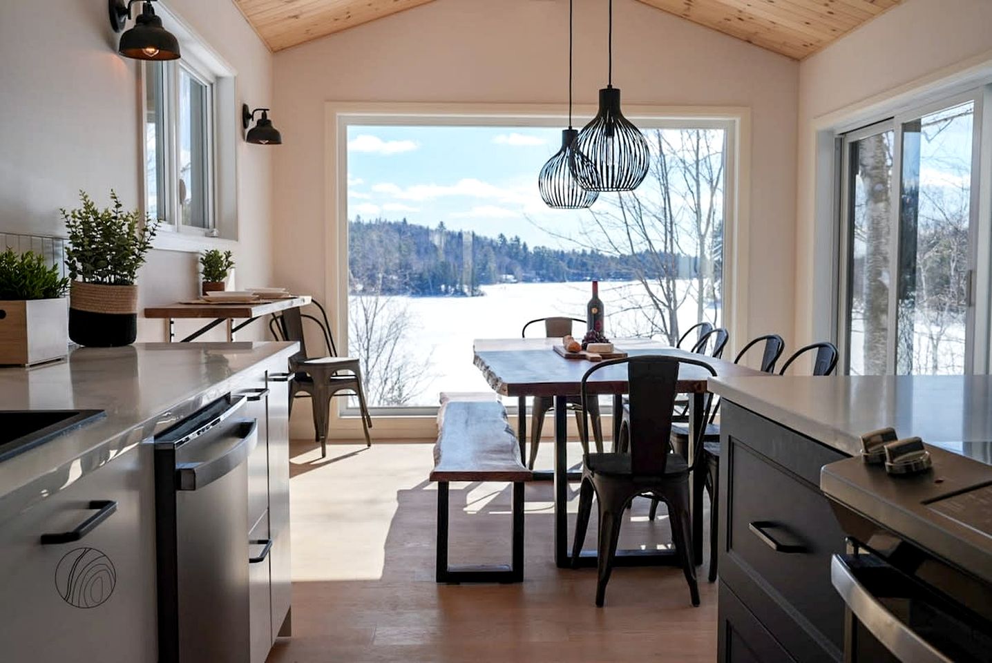 Lakefront Cabin with Luminous Interior, Foosball Table and Jacuzzi in Quebec