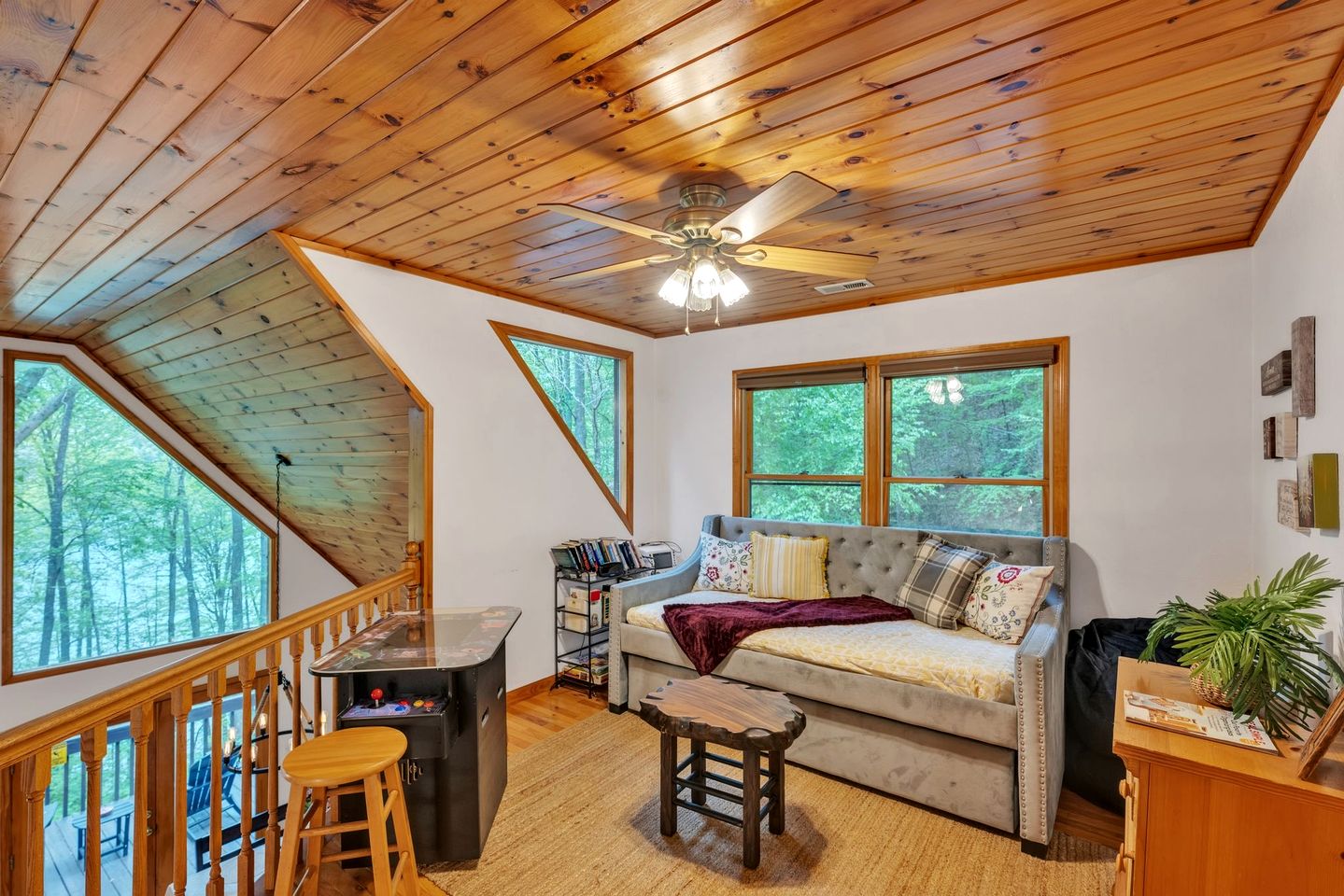 Breathtaking Wooden Cabin with Hot-tub in Murphy, North Carolina
