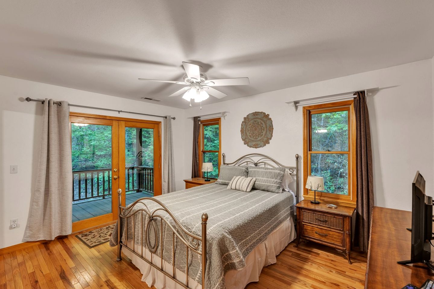 Breathtaking Wooden Cabin with Hot-tub in Murphy, North Carolina