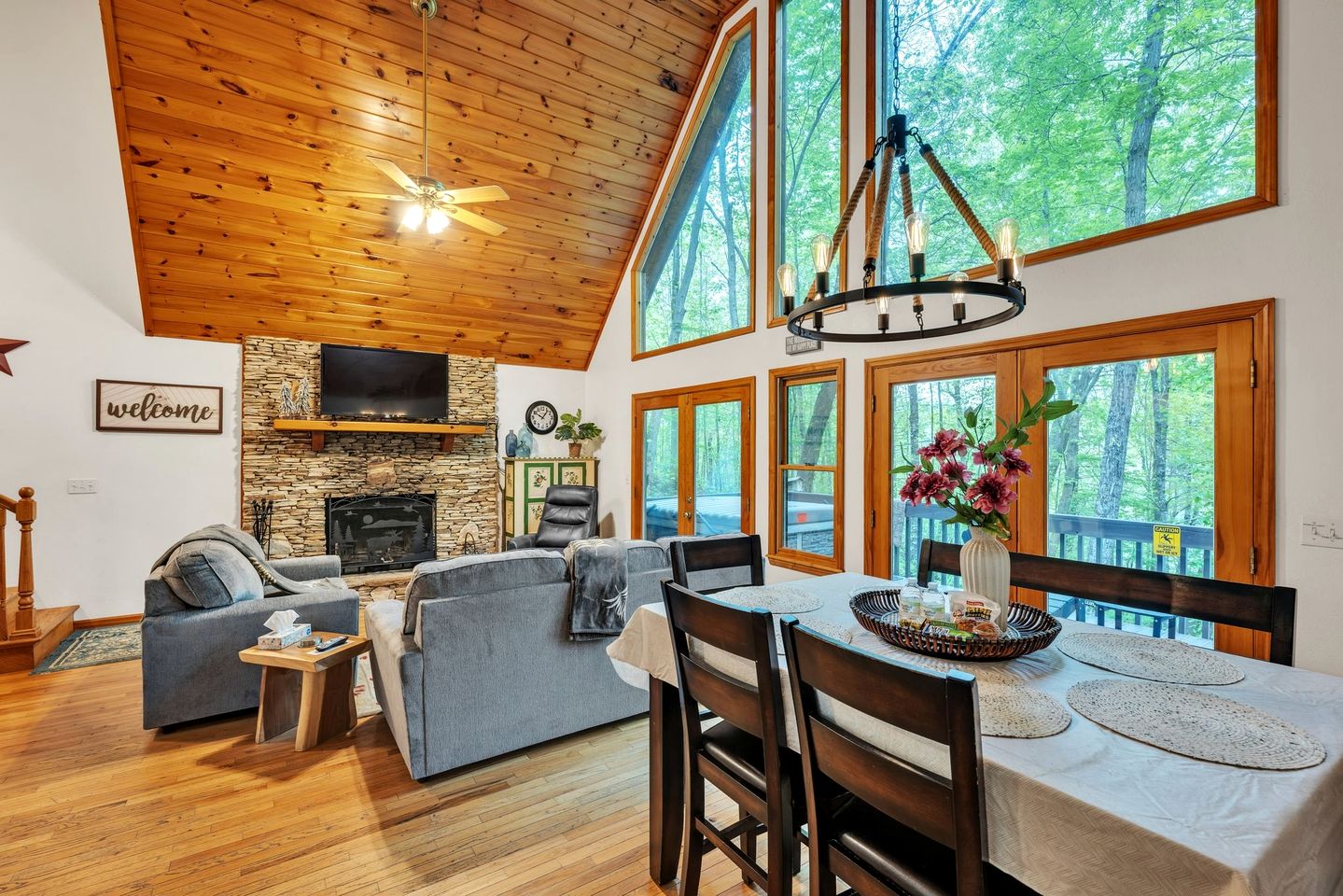 Breathtaking Wooden Cabin with Hot-tub in Murphy, North Carolina