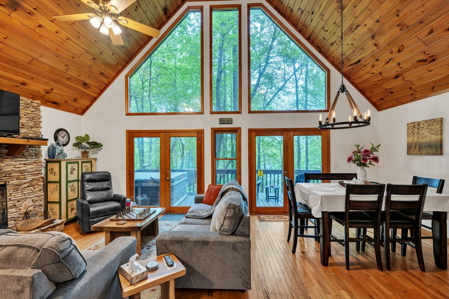 Breathtaking Wooden Cabin with Hot-tub in Murphy, North Carolina