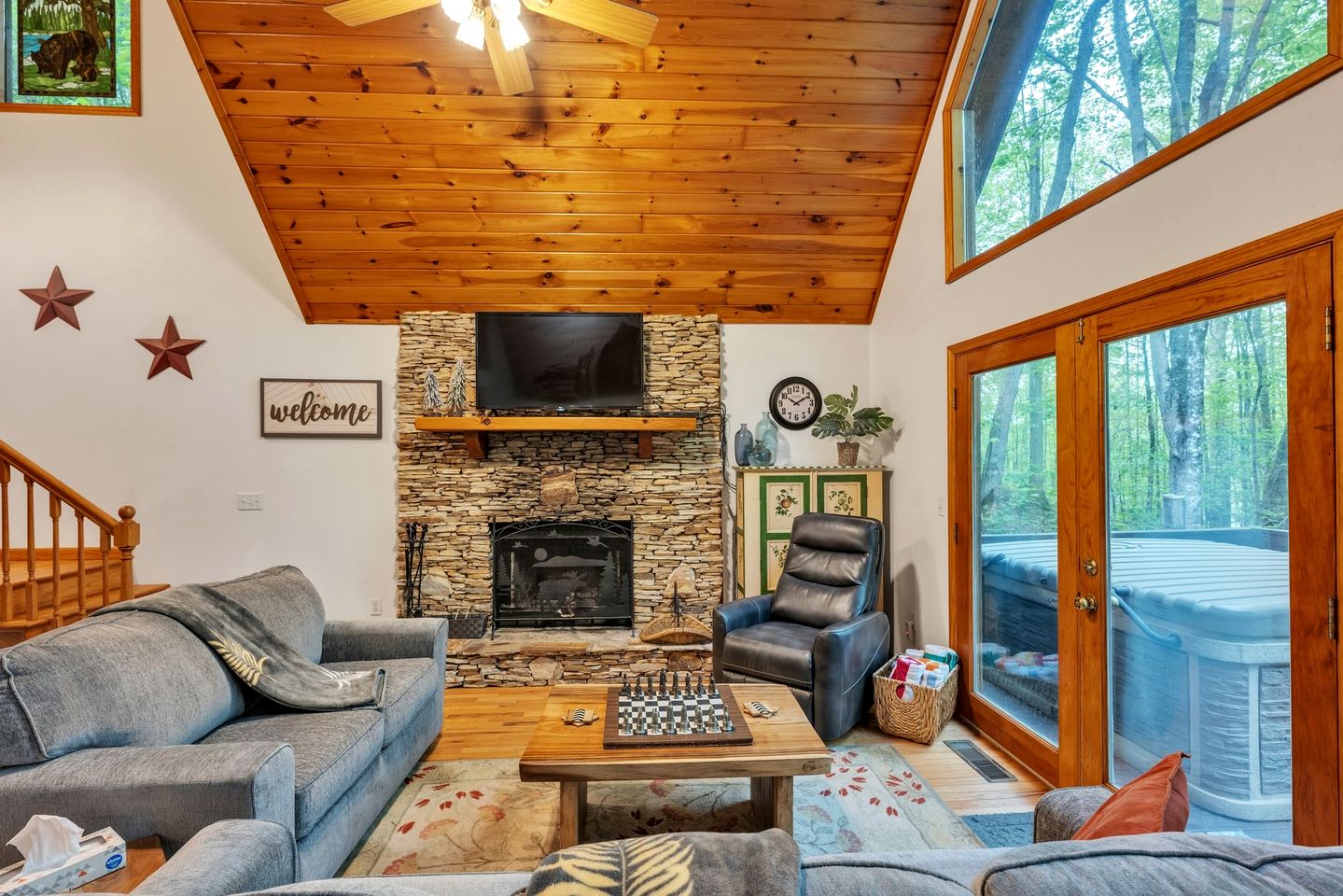 Breathtaking Wooden Cabin with Hot-tub in Murphy, North Carolina