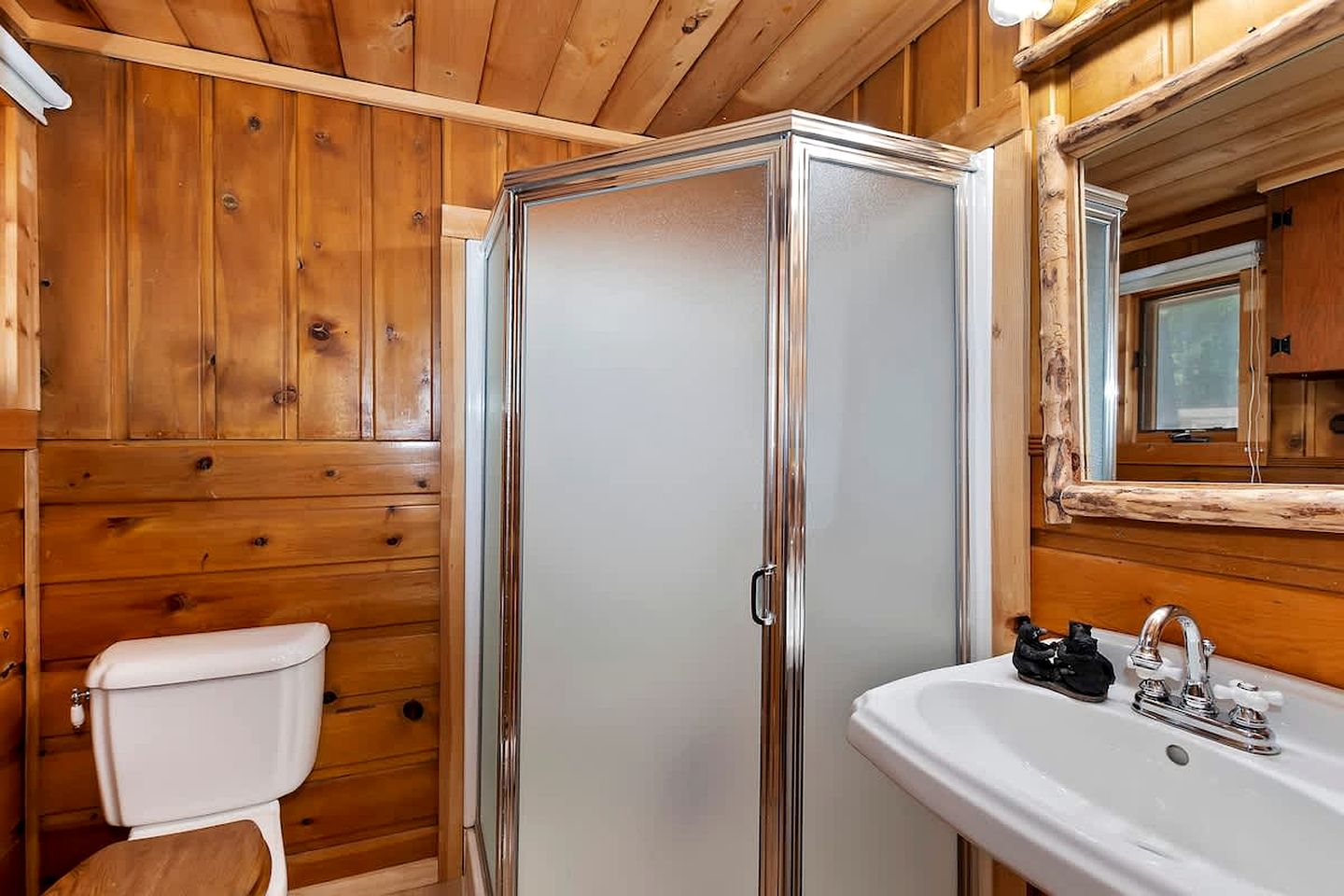 Lakefront Cabin with Fireplace, Jacuzzi and Pool Table in Big Bear Lake, California