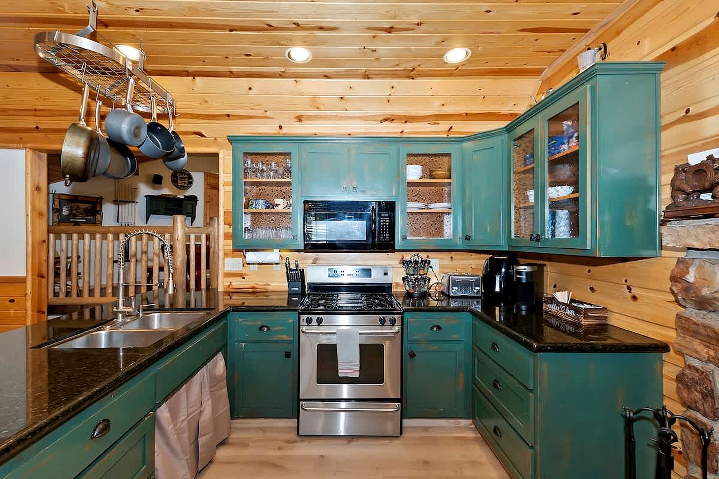 Lakefront Cabin with Fireplace, Jacuzzi and Pool Table in Big Bear Lake, California