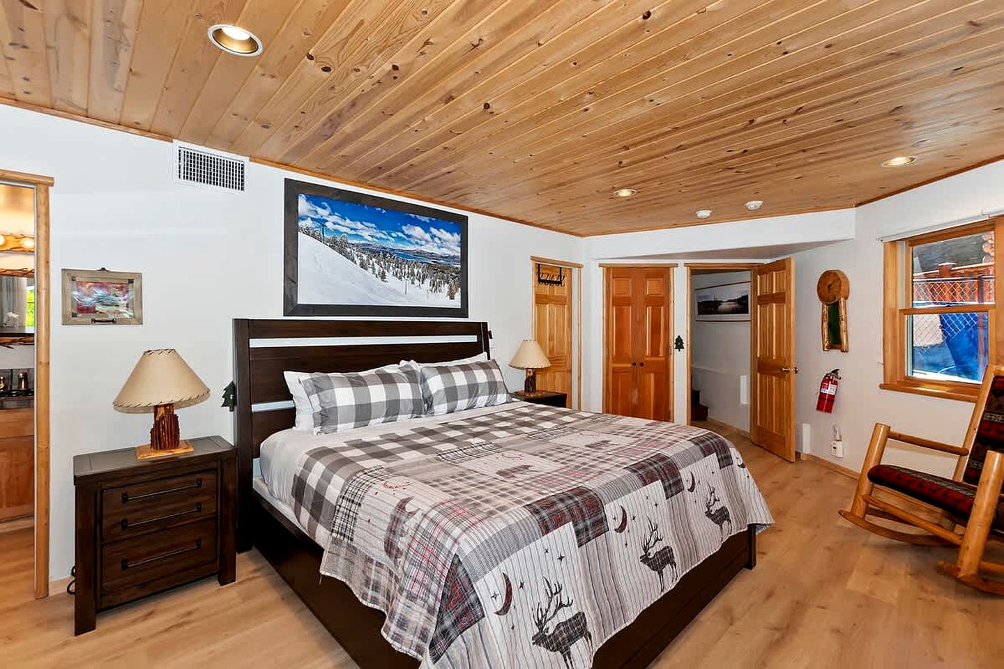 Lakefront Cabin with Fireplace, Jacuzzi and Pool Table in Big Bear Lake, California