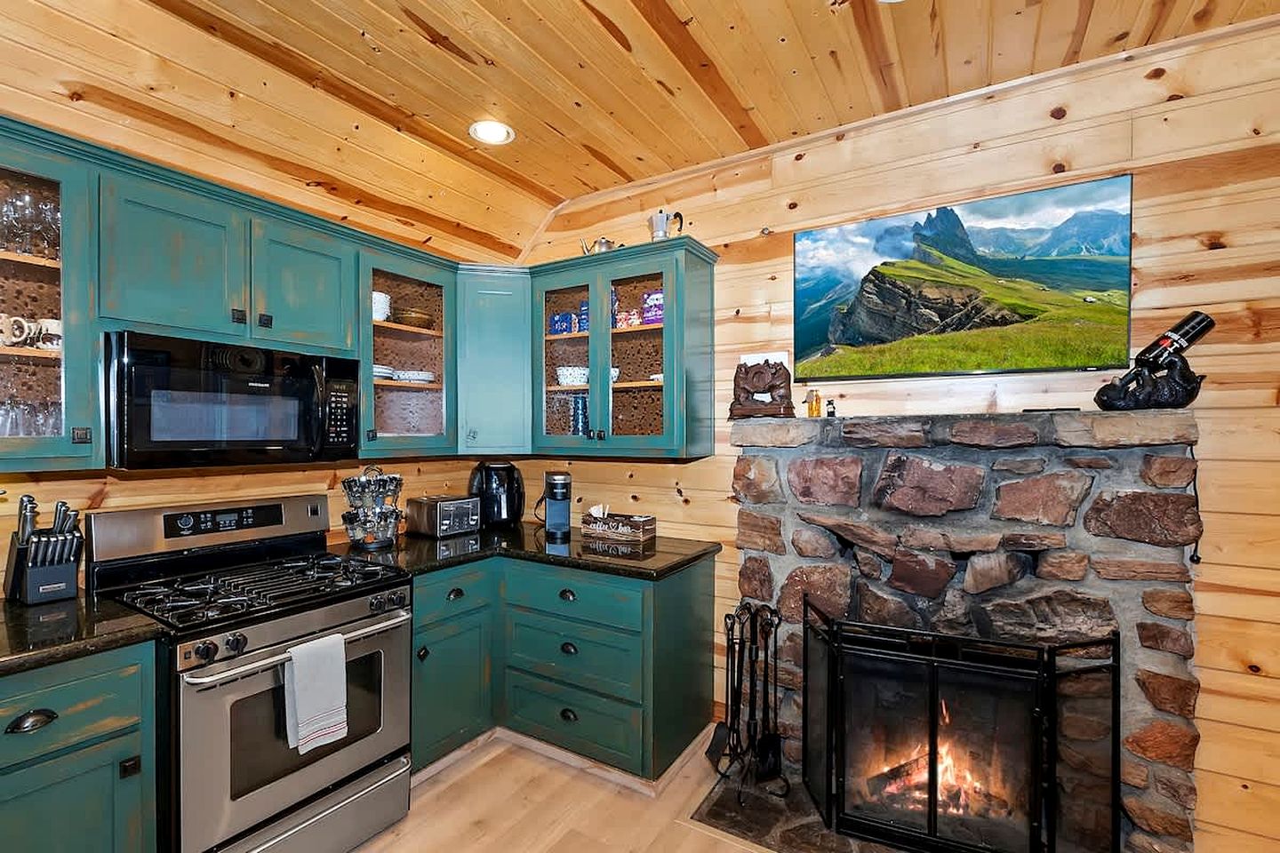 Lakefront Cabin with Fireplace, Jacuzzi and Pool Table in Big Bear Lake, California