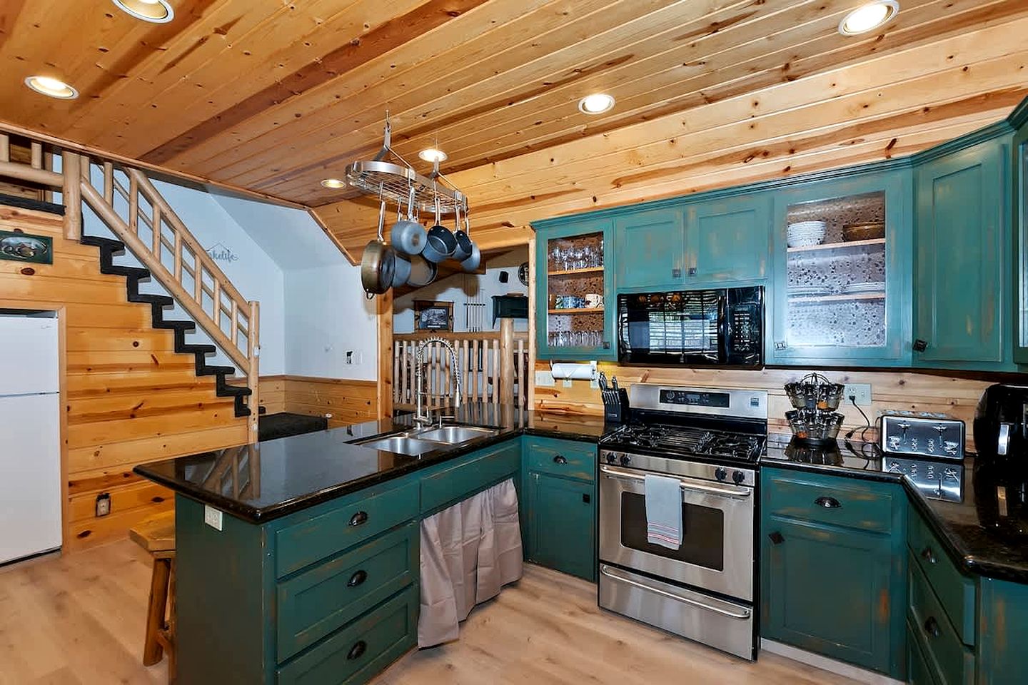 Lakefront Cabin with Fireplace, Jacuzzi and Pool Table in Big Bear Lake, California