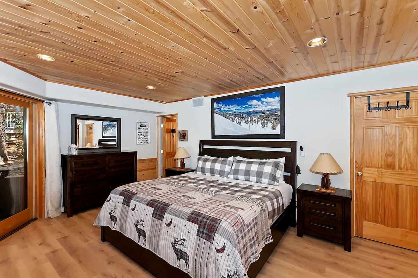 Lakefront Cabin with Fireplace, Jacuzzi and Pool Table in Big Bear Lake, California