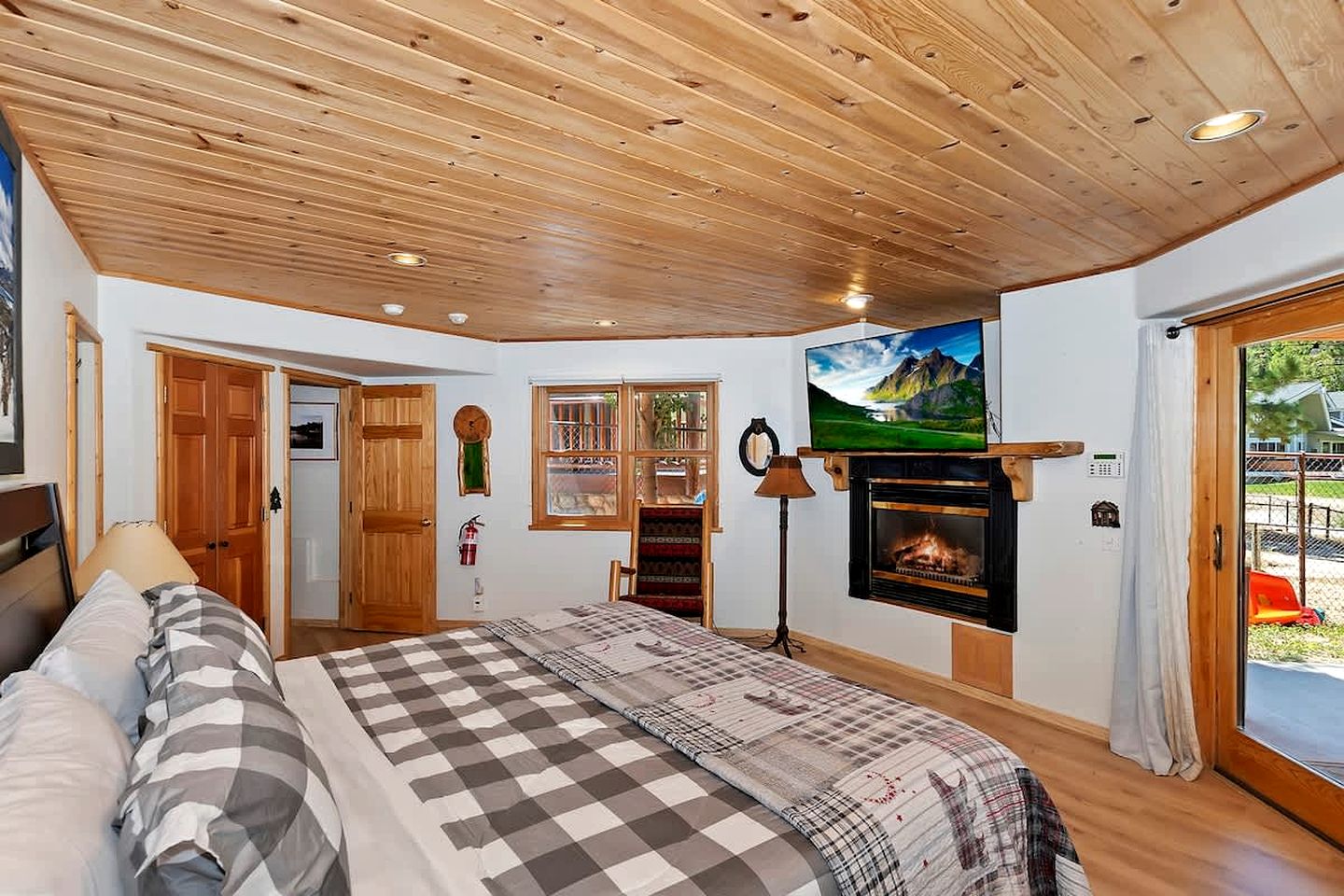 Lakefront Cabin with Fireplace, Jacuzzi and Pool Table in Big Bear Lake, California