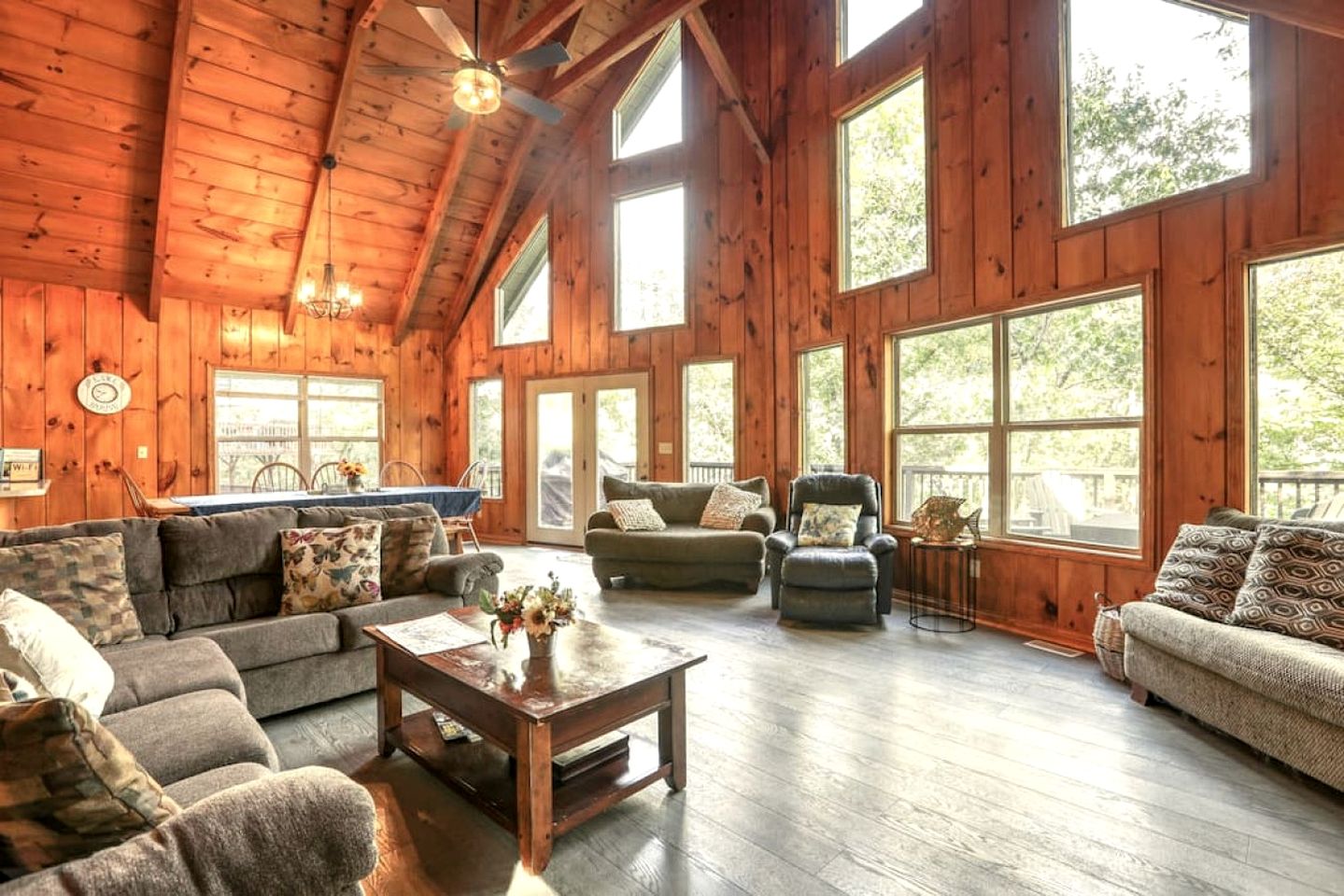 Lakefront Cabin with Hot-tub and Dock in Tennessee