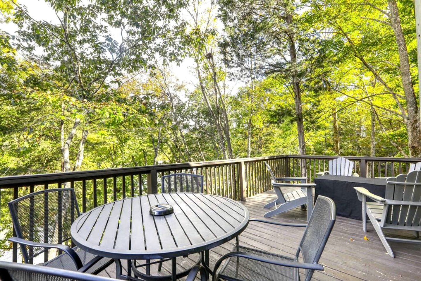Lakefront Cabin with Hot-tub and Dock in Tennessee