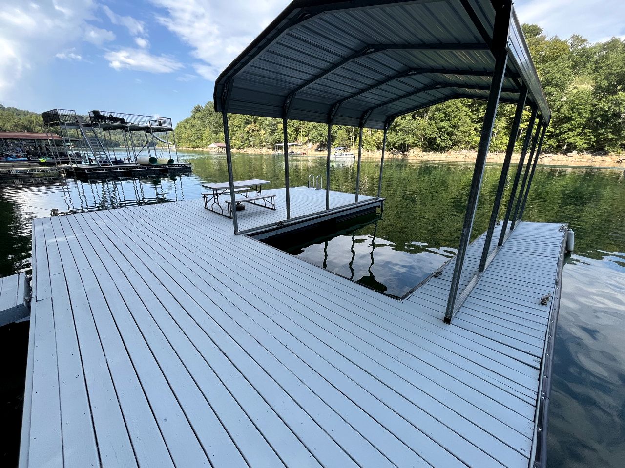 Lakefront Cabin with Hot-tub and Dock in Tennessee