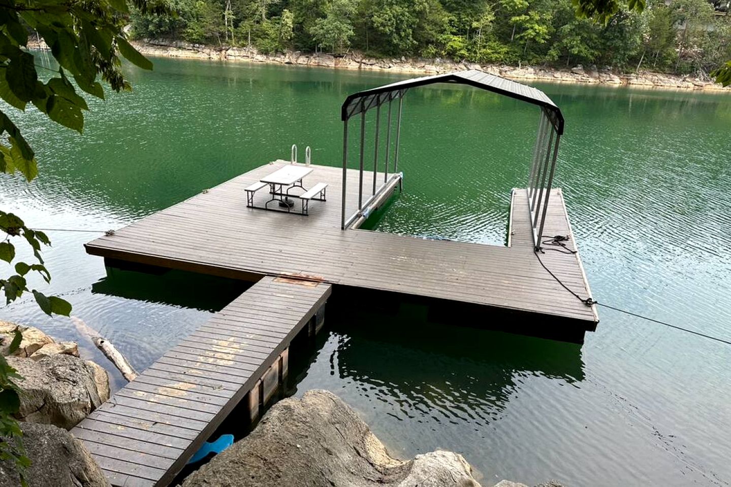 Lakefront Cabin with Hot-tub and Dock in Tennessee