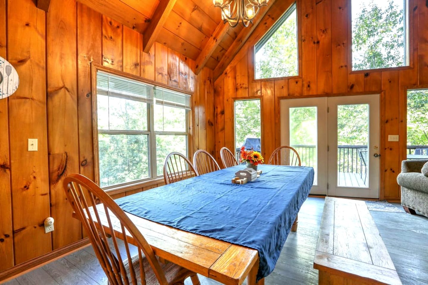 Lakefront Cabin with Hot-tub and Dock in Tennessee