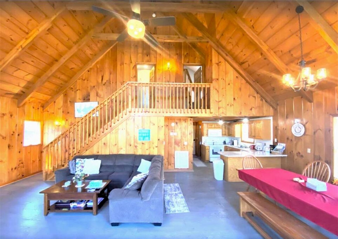 Lakefront Cabin with Hot-tub and Dock in Tennessee