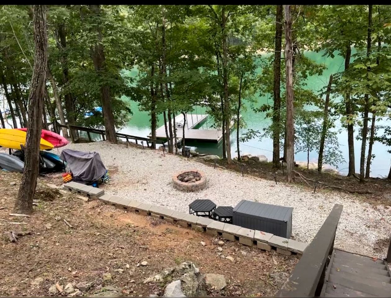 Lakefront Cabin with Hot-tub and Dock in Tennessee